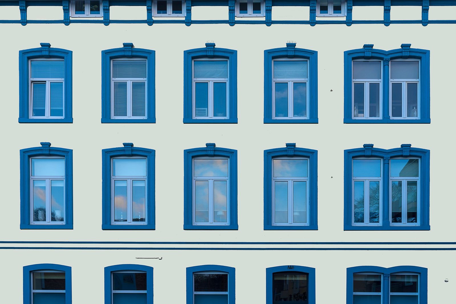 Illustrationsfoto: residential building facade windows, redaktionelt hero-billede for gustavsenejendommeapss.com